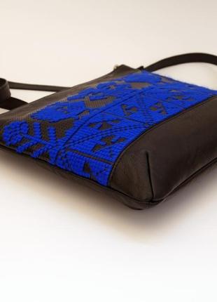 Чорно-синя сумка через плече з ручною вишивкою, еко шкіра3 фото