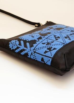 Чорно-блакитна сумка через плече з ручною вишивкою, еко шкіра3 фото