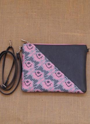 Серо-розовый клатч с  вышивкой розами, эко кожа, маленькая сумка через плечо4 фото