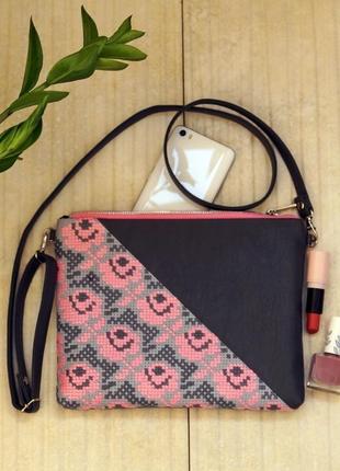 Серо-розовый клатч с  вышивкой розами, эко кожа, маленькая сумка через плечо1 фото