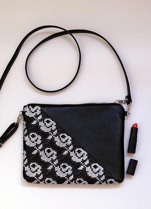 Чорний клатч з ручною вишивкою трояндами, еко шкіра, маленька сумка через плече