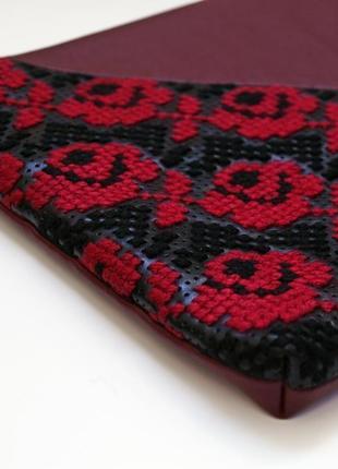 Бордовый клатч с  вышивкой розами, эко кожа, маленькая сумка через плечо3 фото