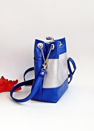 Синяя сумка-мешок через плечо из эко-кожи4 фото
