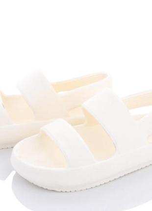 Жіночі сандалії босоніжки на платформі товста підошва білі