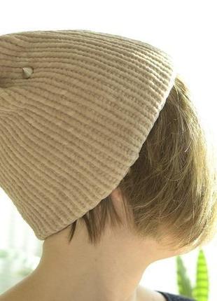 Бежевая велюровая теплая шапка с подкладкой. с ушками и маленькими "рожками."2 фото
