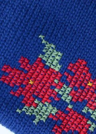 Яркая синяя шапка с красными вышитыми крестиком цветами3 фото