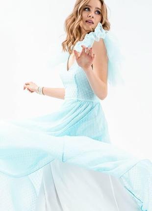 Вечернее платье голубого цвета, дополненное флоковым напылением в виде гороха