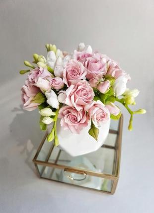 Интерьерный букет из пудровых роз, гортензии, фрезии в асимметричной геометрической вазе