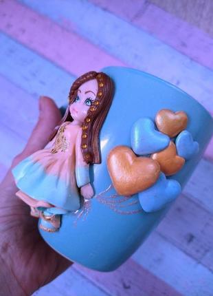 Лялечка з кульками з полімерної глини на чашці3 фото