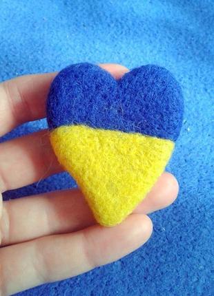 Брошка з україною в серці