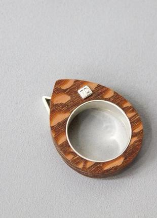 Кольцо в виде капли из дерева и серебра3 фото