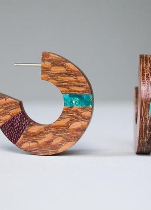 Яркие деревянные серьги кольца2 фото