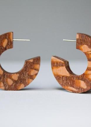 Яркие деревянные серьги кольца3 фото