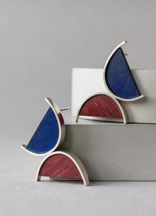 Серебряные геометрические серьги с яркими вставками из дерева3 фото