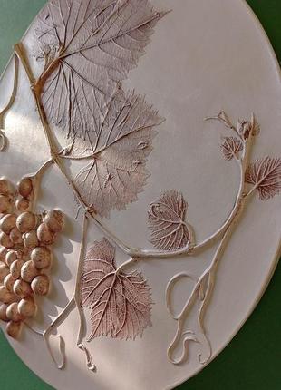 Ботанічний барельєф з гіпсу з винонрадом