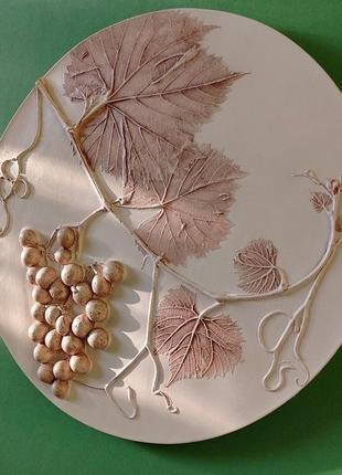 Ботанічний барельєф з гіпсу з винонрадом