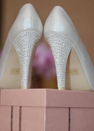 Свадебные туфли  ( каблук со стразами)1 фото