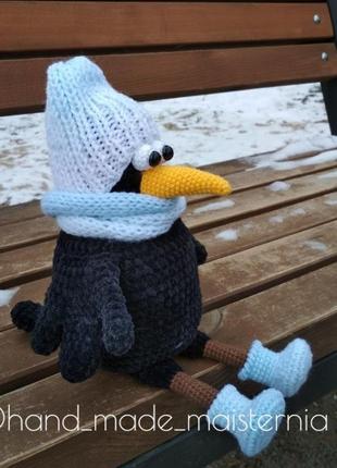 Красуня ворона в зимовому наряді в'язана іграшка4 фото