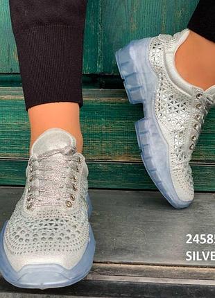 Стильные женские кроссовки