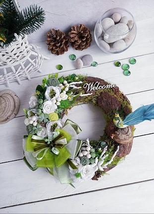 Зелений декоративний вінок на двері з пташкою