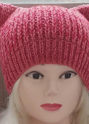 Шапка з вушками в червоних тонах