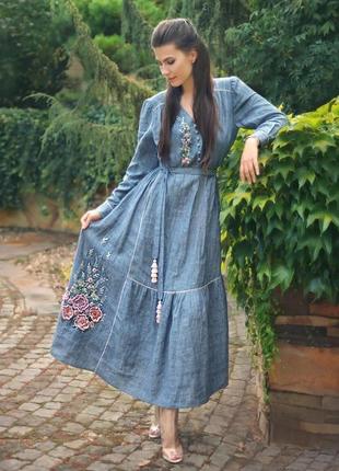 Льняное платье с ручной вышивкой "деним"1 фото
