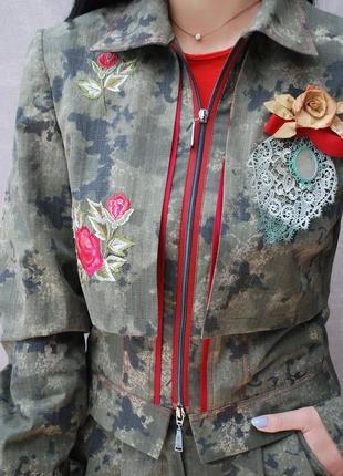 Женский брючный костюм с вышивкой "милитари - розы 2" вышитый костюм милитари7 фото