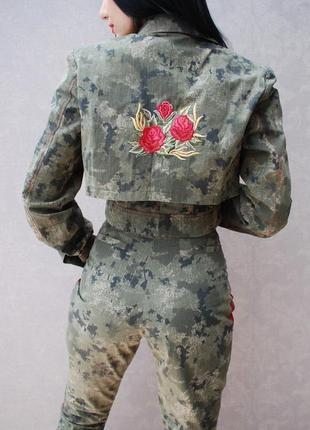 Женский брючный костюм с вышивкой "милитари - розы 2" вышитый костюм милитари2 фото