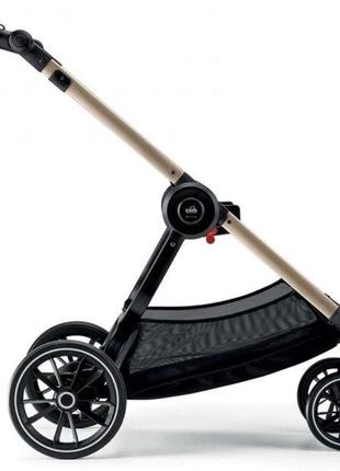 Универсальная коляска 2 в 1 cam techno milano на золотистой раме черная с цветочным принтом2 фото