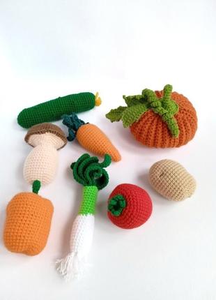 Набор вязаных игрушечных овощей в льняной сумочке3 фото