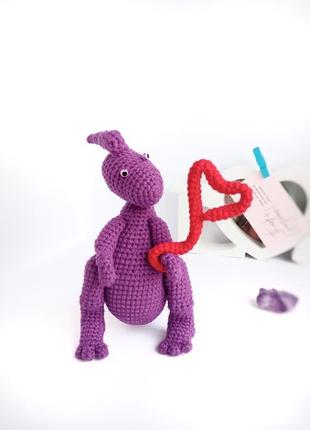Бузковий динозавр діно м'яка іграшка з серденьком подарунок дівчині динозавр паразауролоф8 фото