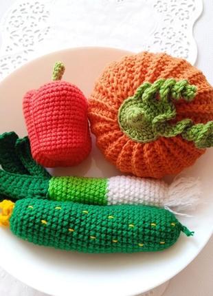 Набір з 4 овочей огірок, паприка, гарбуз, цибуля-порей вязані іграшки для дитячої кухні1 фото