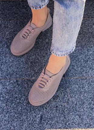 Жіночі шкіряні мокасини зі шнурками з перфорацією бежевого кольору6 фото