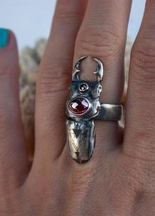 Оригинальное кольцо в виде жука скарабея с гранатами и сакральной гравировкой1 фото