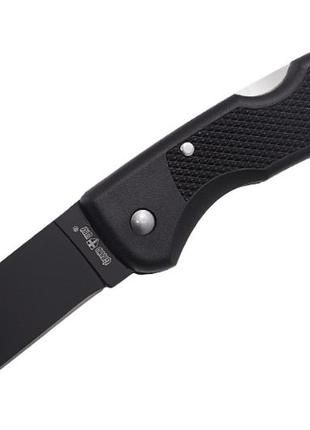 Нож складной с пластиковой рукояткой, чёрного цвета, с подпальцевыми выемками, компактный
