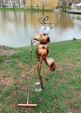 Декоративна фігурка для саду vitande мураха з граблями 45 см бронзовий (vad-001)5 фото