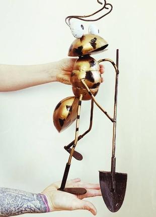 Декоративная фигурка для сада vitande муравей с лопатой 45 см бронзовый (vad-004)6 фото