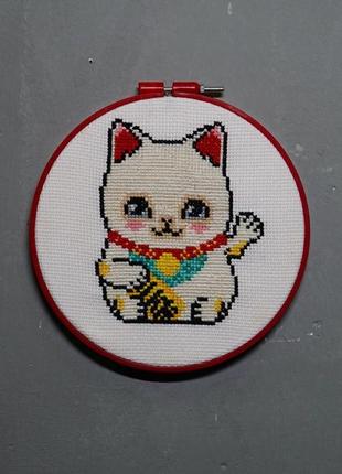 Картина вышитая крестиком "кошка манэки-нэко" (кот счастья, денежный кот, кот удачи)