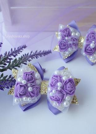 Сиреневый фиолетовый бант с бусинами и хрусталем, в школу банты, золотистый бант летний