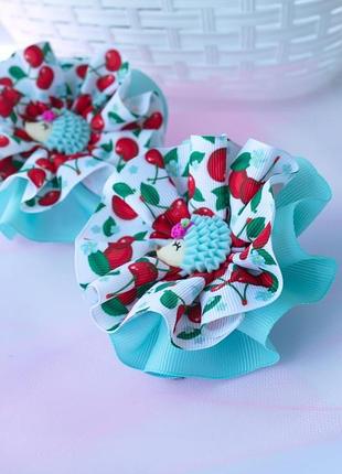 Летние резинки из ленты с вишенками и ежиком, мятные бирюзовые банты, красный бант лето