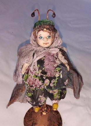 Порцелянова лялька "жучок".