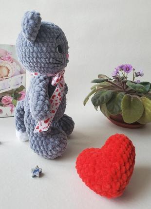 Плюшевый котик с сердцем. валентинка крючком3 фото