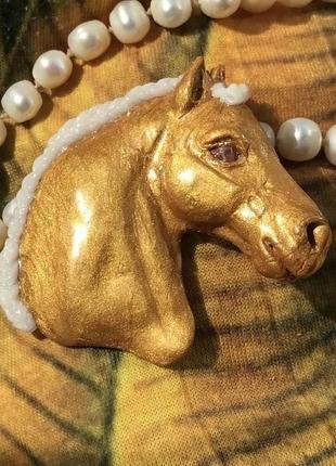Брошь из полимерной глины: иберийский золотой королевский конь.3 фото