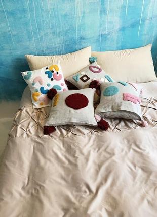 Яркая декоративная стильная подушка