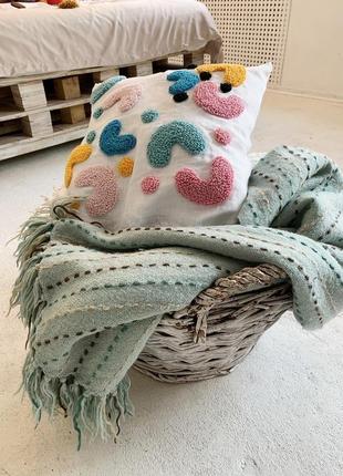 Яркая декоративная стильная подушка