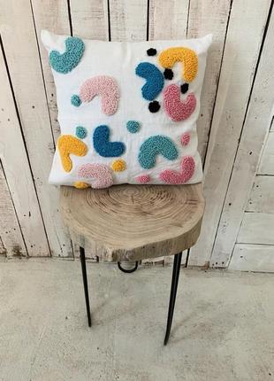 Яркая декоративная стильная подушка