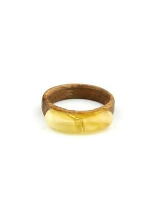 Деревянное кольцо с натуральным янтарем.