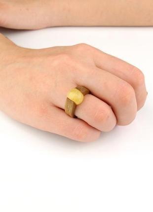 Деревянное кольцо с натуральным янтарем.2 фото