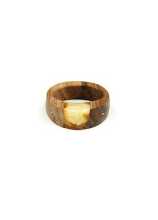 Деревянное кольцо с натуральным янтарем.1 фото