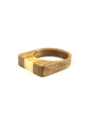 Деревянное кольцо с натуральным янтарем.
